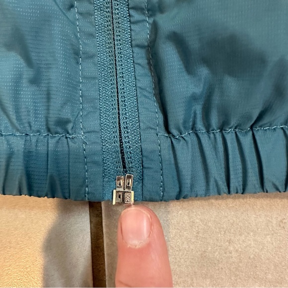 Volcom windbreak/rain jacket sz 5 little kids. - Picture 7 of 9